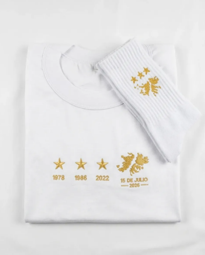 Remera Overside de Malvinas (Bordada) + Medias de regalo